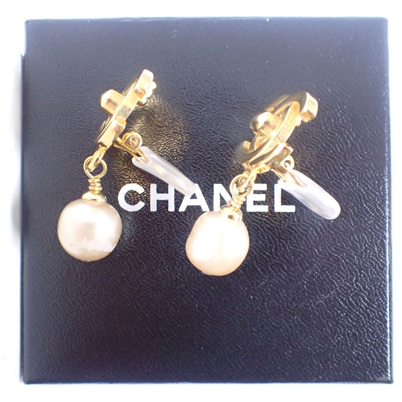Chanel / Faux Pearl Earring / Gold Hardware / With Box / G512-33