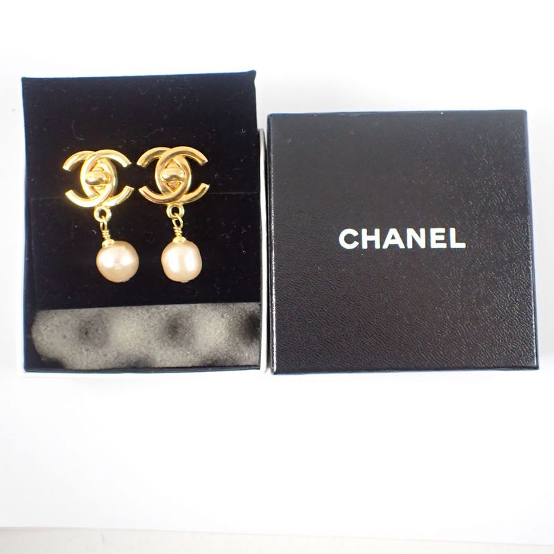 Chanel / Faux Pearl Earring / Gold Hardware / With Box / G512-33