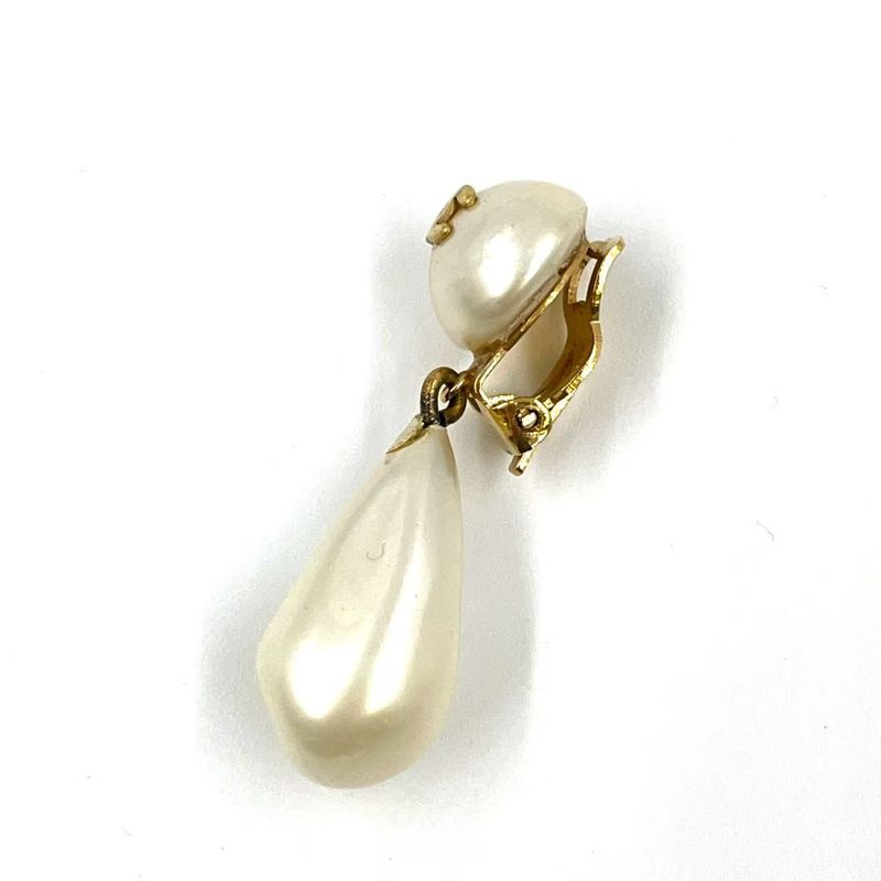 Chanel Coco Pearl Motif GP Gold And White Earrings