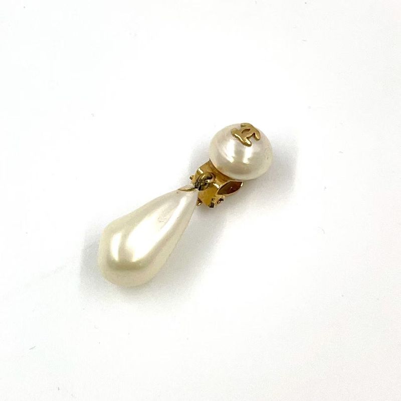 Chanel Coco Pearl Motif GP Gold And White Earrings