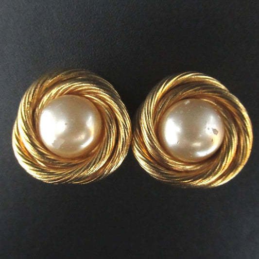 Good 94a Chanel Vintage Faux Pearl Clip Earring GP Gold Color Ladies Used