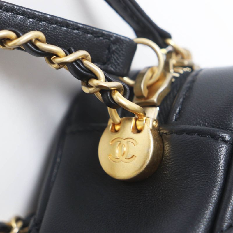 CHANEL As3258 Matelasse Coco Mark Chain Shoulder Bag / Camera Bag Lambskin