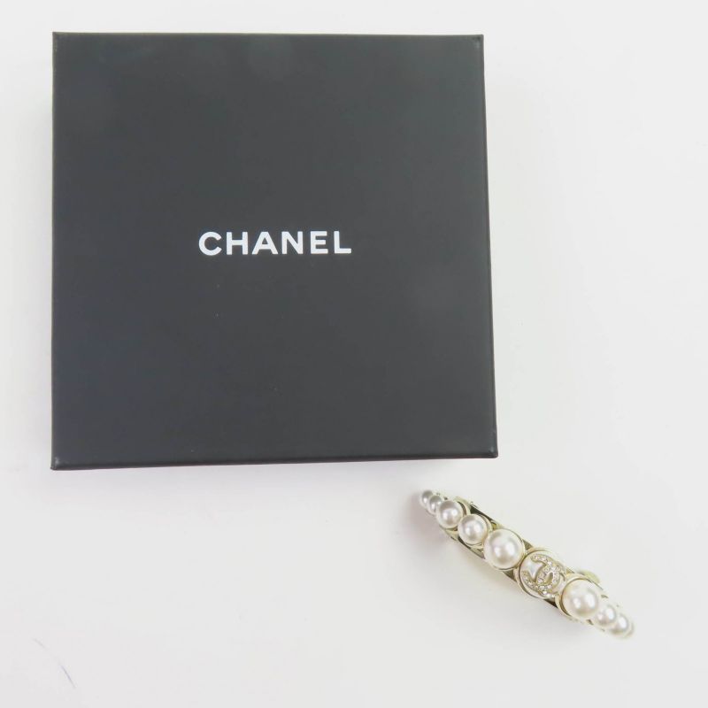CHANEL I22S Faux Pearl Hair Accessory Barrette With Coco Mark Stone Gold