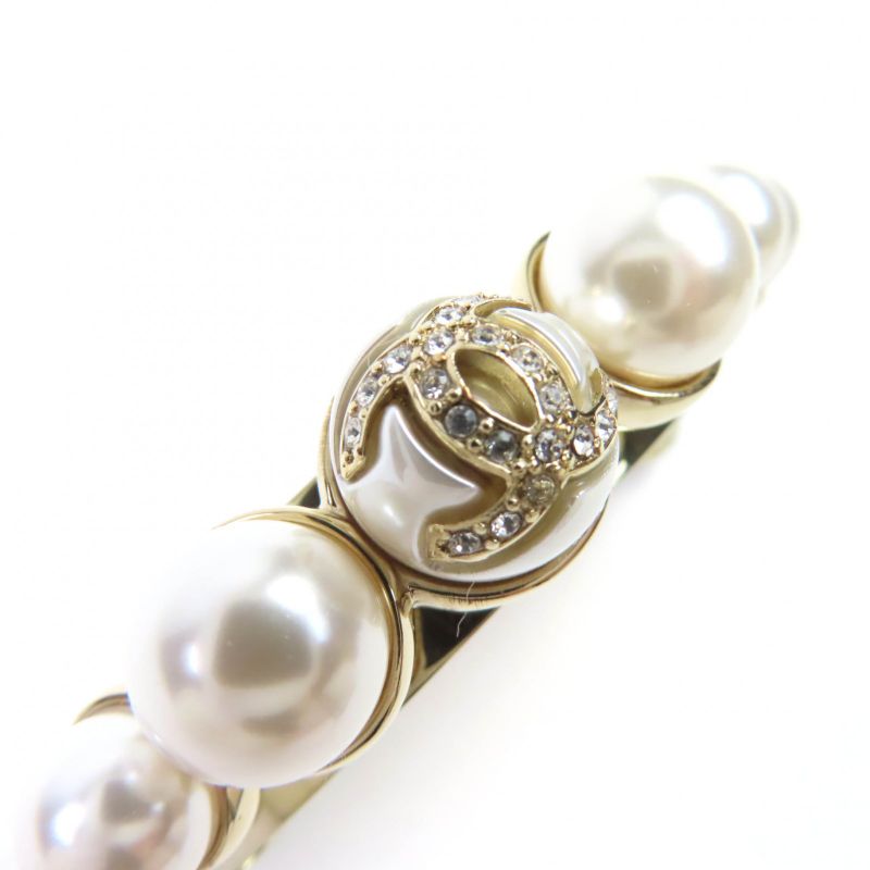 CHANEL I22S Faux Pearl Hair Accessory Barrette With Coco Mark Stone Gold