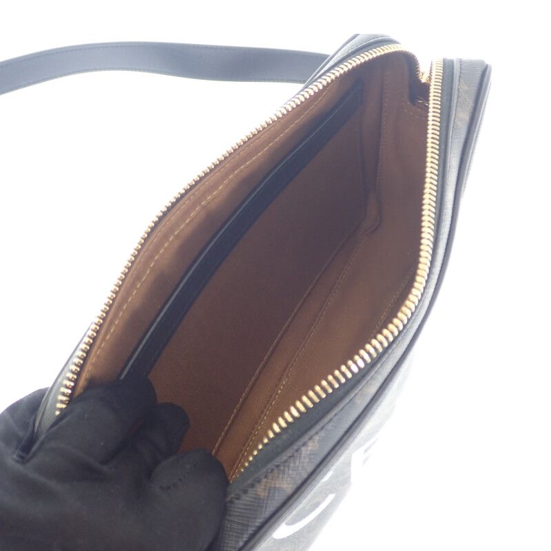 Celine Medium Messenger 194502cim.38og Shoulder Bag PVC Black Gold Hardware