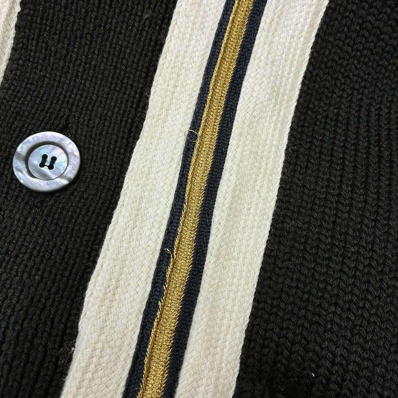 Gucci 18ss Wool Plain Cardigan Bee Wool Knit Cardigan with Badge Decoration