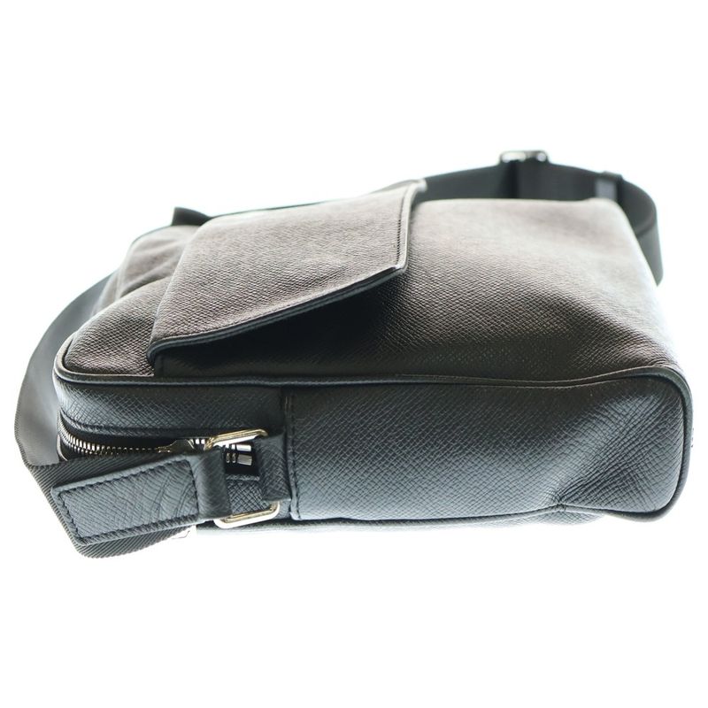 Louis Vuitton Alex Messenger Taiga Leather Shoulder Bag Silver Hardware Black