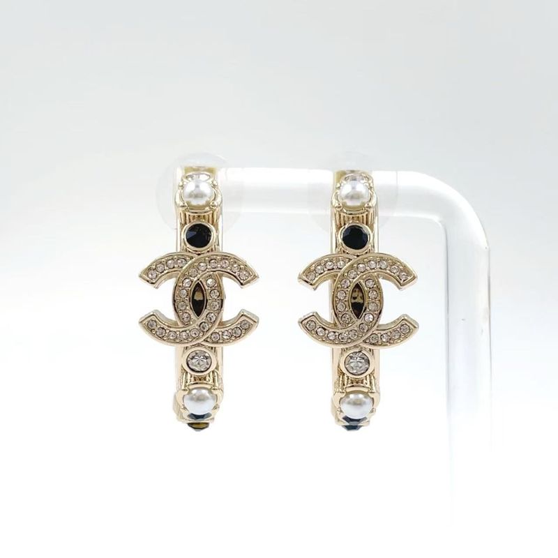 Chanel Fall Winter 2023 Metal Rhinestone And Faux Pearl Black And White