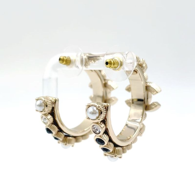 Chanel Fall Winter 2023 Metal Rhinestone And Faux Pearl Black And White