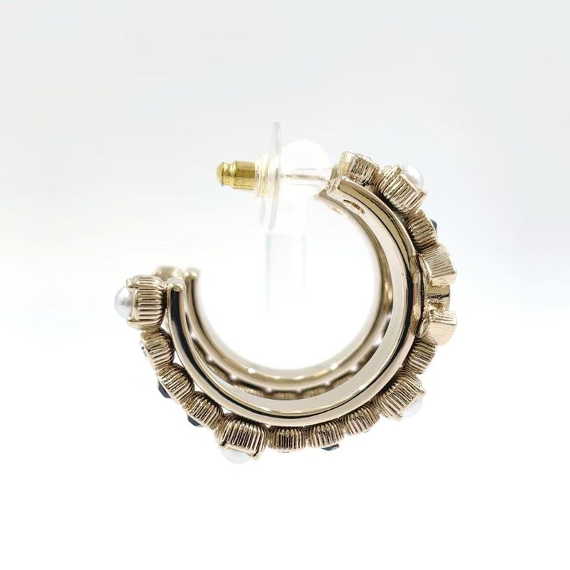 Chanel Fall Winter 2023 Metal Rhinestone And Faux Pearl Black And White