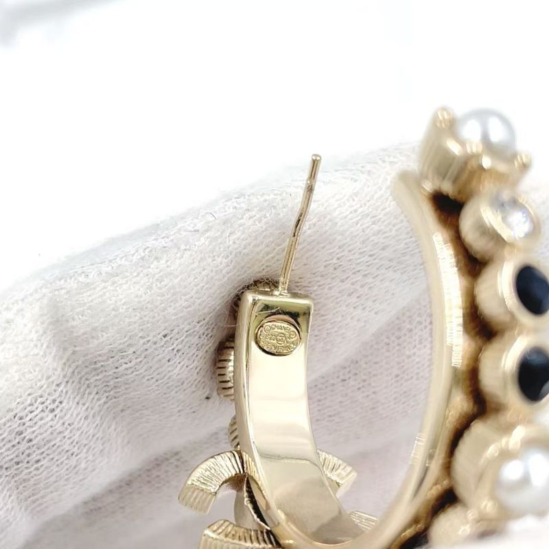 Chanel Fall Winter 2023 Metal Rhinestone And Faux Pearl Black And White