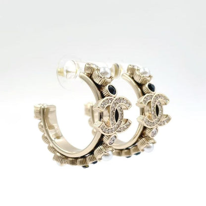 Chanel Fall Winter 2023 Metal Rhinestone And Faux Pearl Black And White