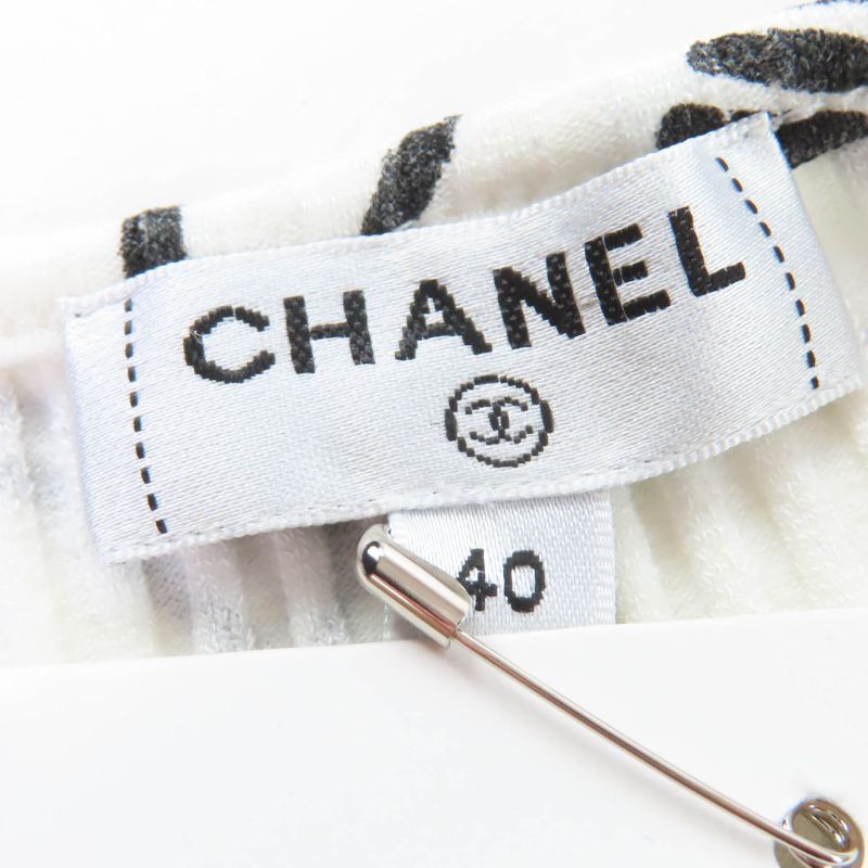 CHANEL 19A P61888v47215 Gold Button Coco Mark Camelia Logo Graffiti Short