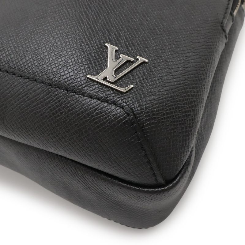 Louis Vuitton Taiga Avenue Thring Bag Body Bag Shoulder Bag Leather Noir Black