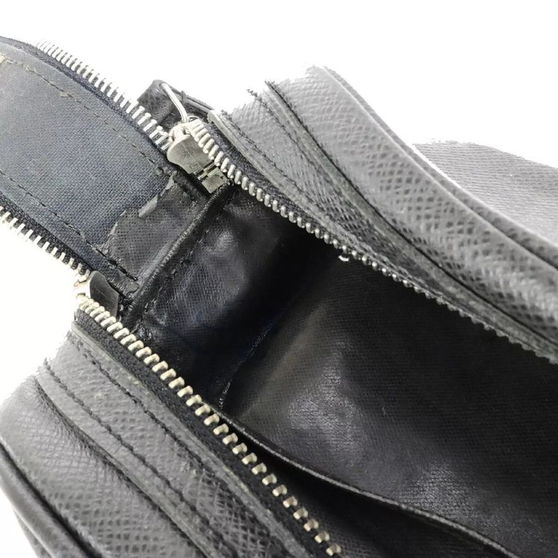 Louis Vuitton Second Bag Taiga Trousse Ivan M32492 04bs064