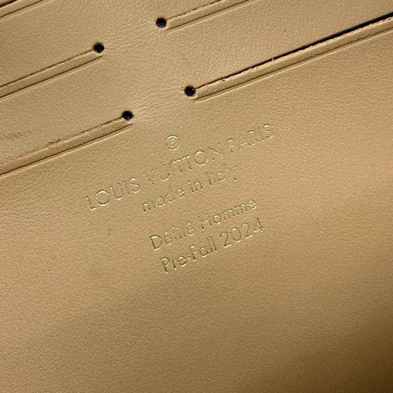 Louis Vuitton Clutch Bag Surf Monogram Beautiful Pochette Voyage M83465 Sand