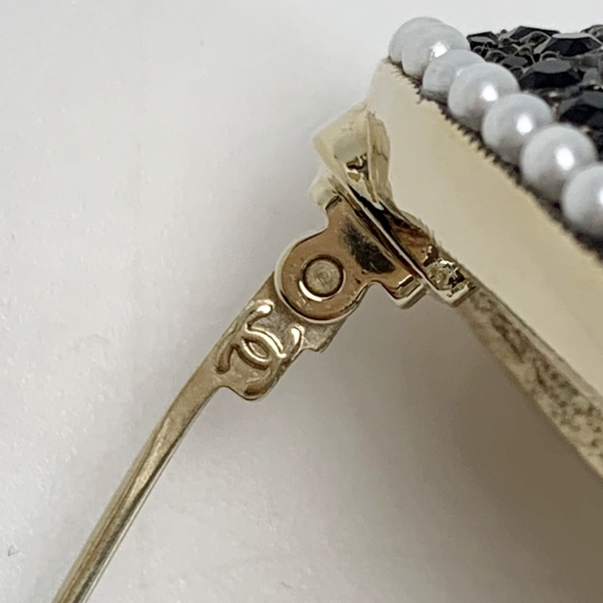 Chanel Heart L22b GP X Rhinestone X Fake Pearl Black Brooch