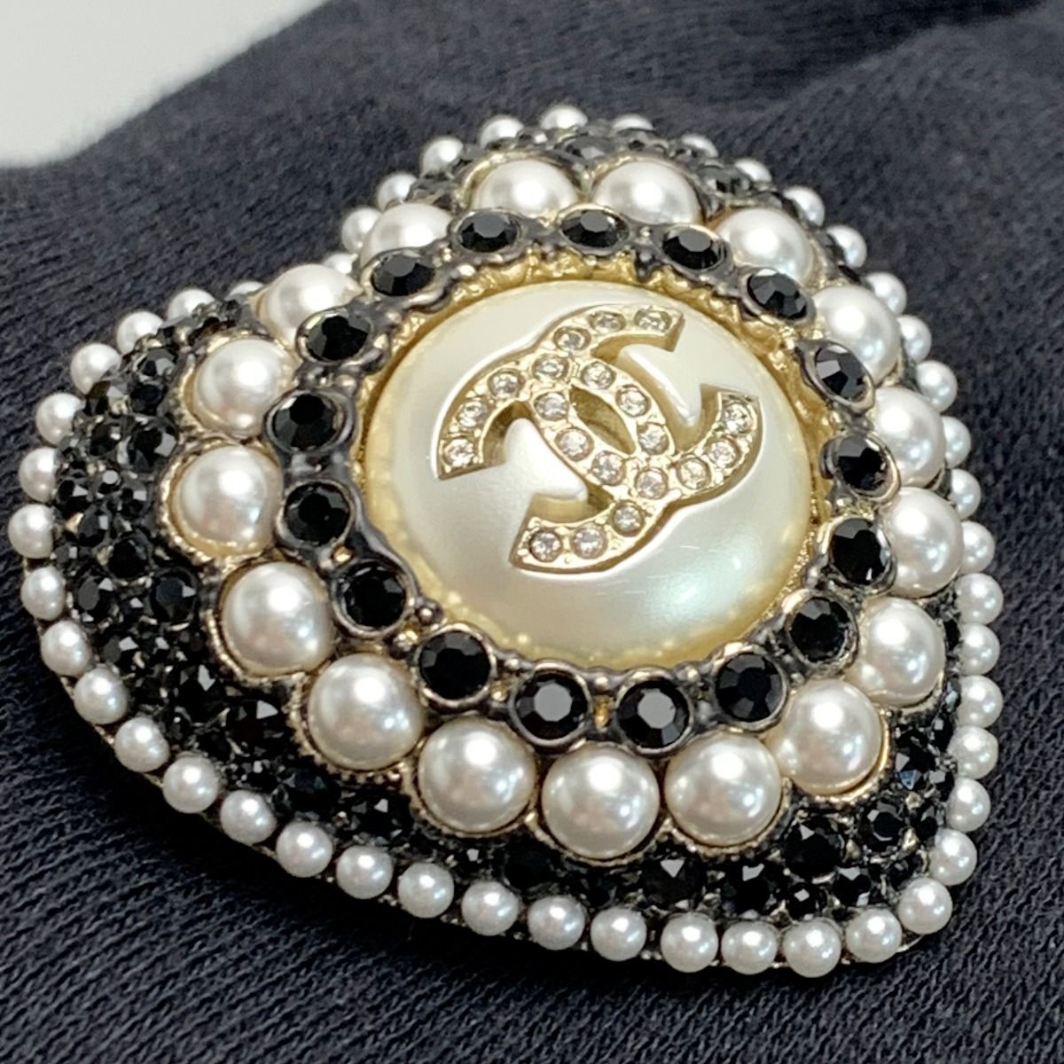 Chanel Heart L22b GP X Rhinestone X Fake Pearl Black Brooch