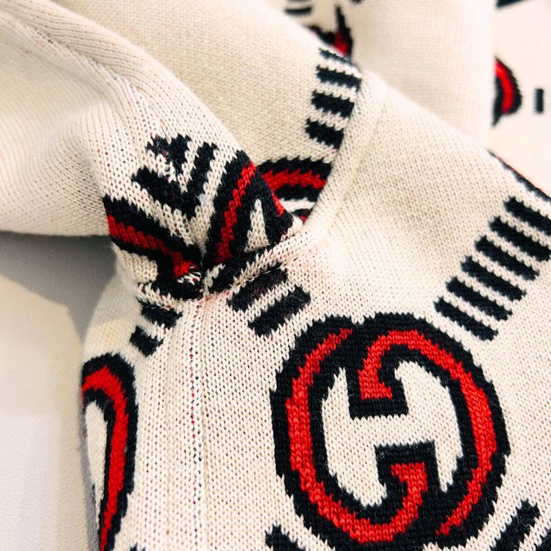 Good Gucci Interlocking GG Pattern Reversible Short Sleeve Knit Sweater 678310