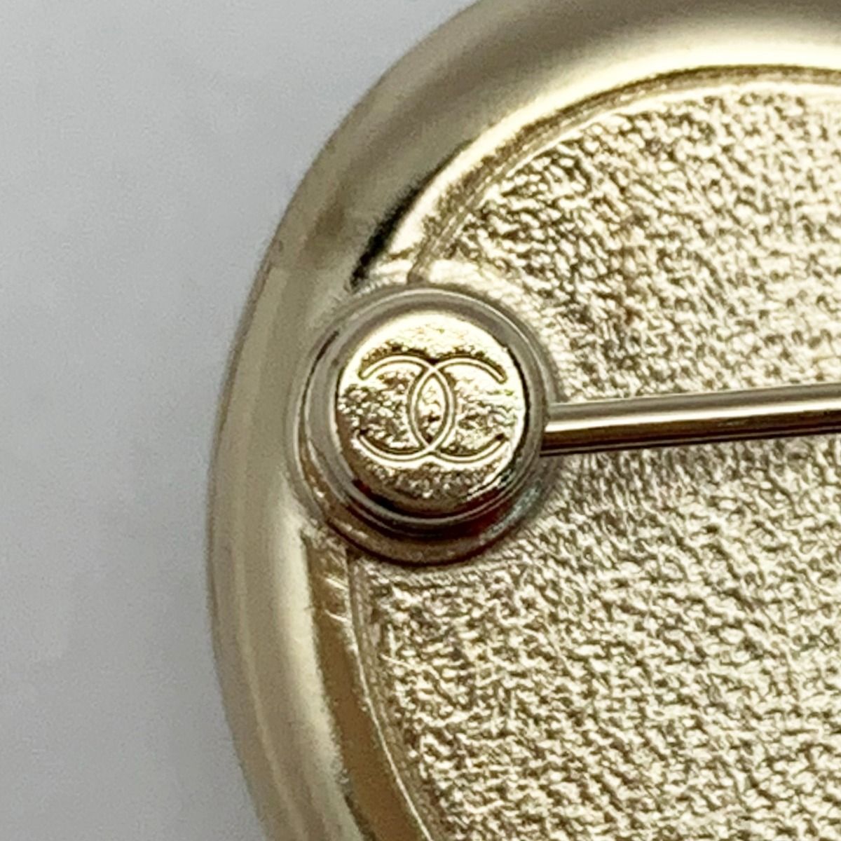 Chanel Heart Here Mark Rhinestone A21b Gold Brooch