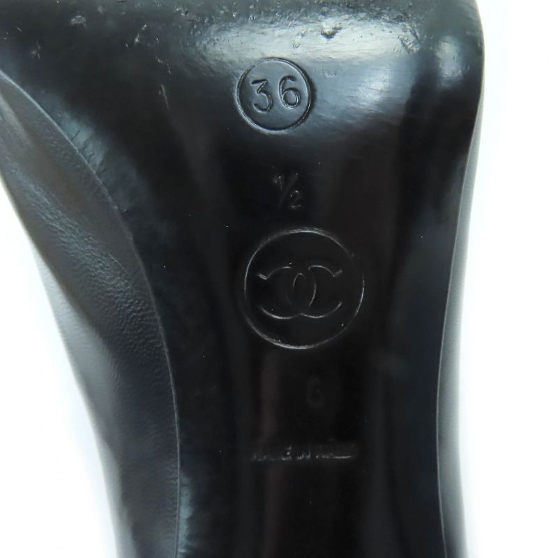 Chanel Vintage Coco Mark Turnlock Hardware Leather Pumps Black Gold Hardware