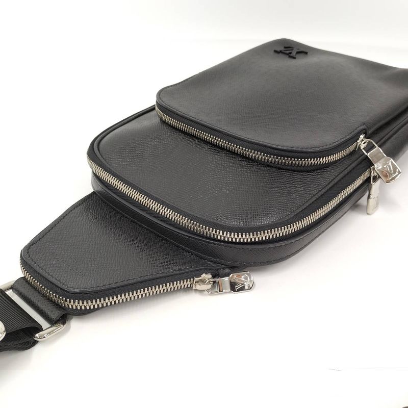 Louis Vuitton Taiga Ave News Ring Bag M30863