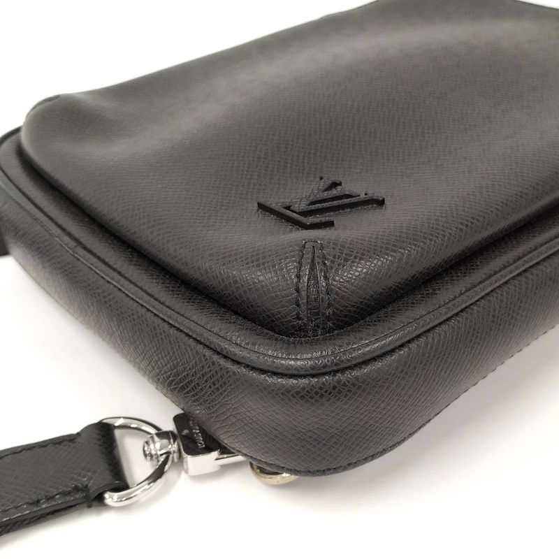 Louis Vuitton Taiga Ave News Ring Bag M30863