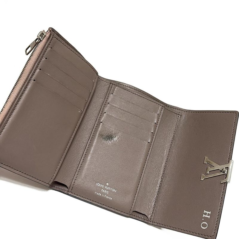 Louis Vuitton Capucines Portefeuille Capucines Compact M62156 Magnolia Initials