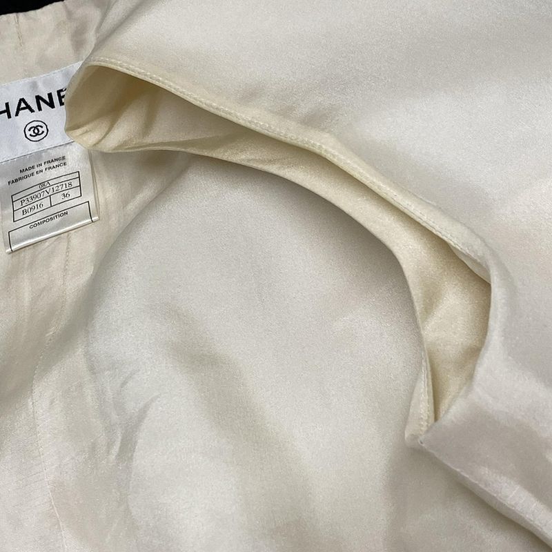 Chanel Vest Size 36 S Women's P33907 Ivory and Black Double Lion Button Silk