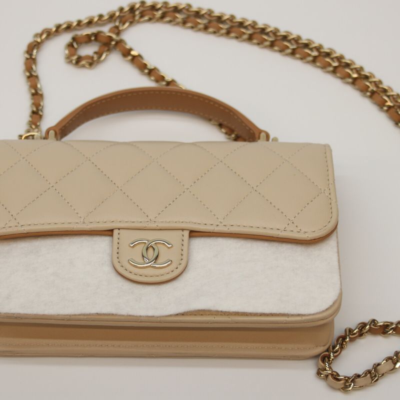 Chanel 22ss Ap3226 Bicolor Beige Lamb Ghardware Top Handle Chain Clutch Shoulder