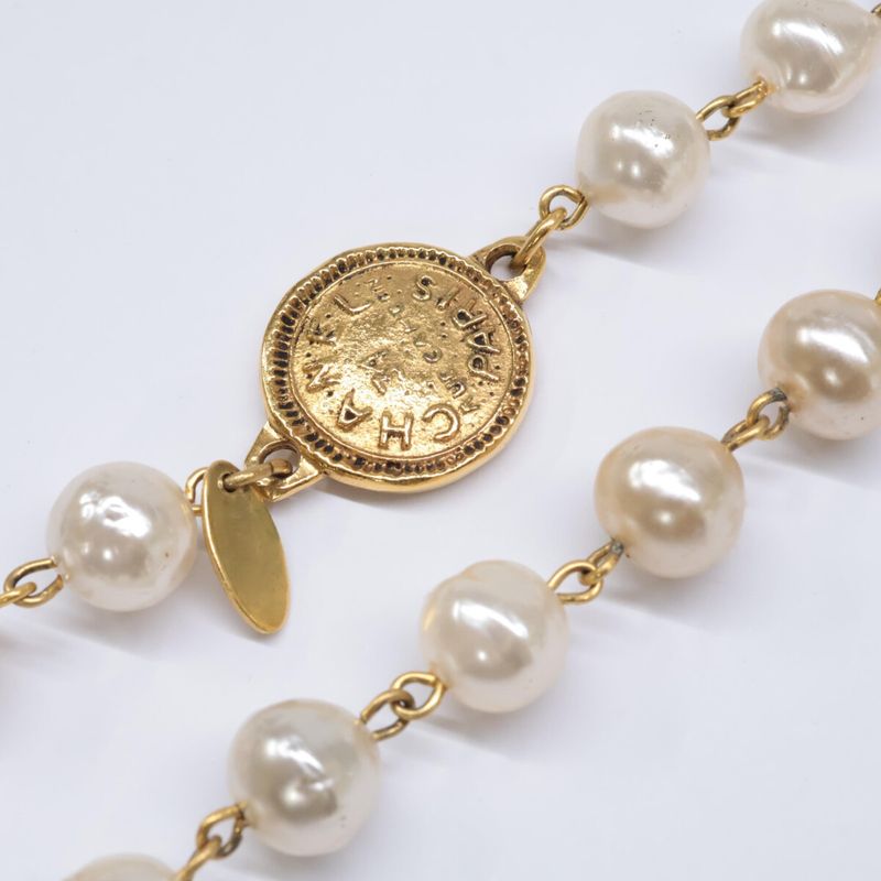 Chanel 12p A61660y09448 Vintage Logo Plate Faux Baroque Pearl Long