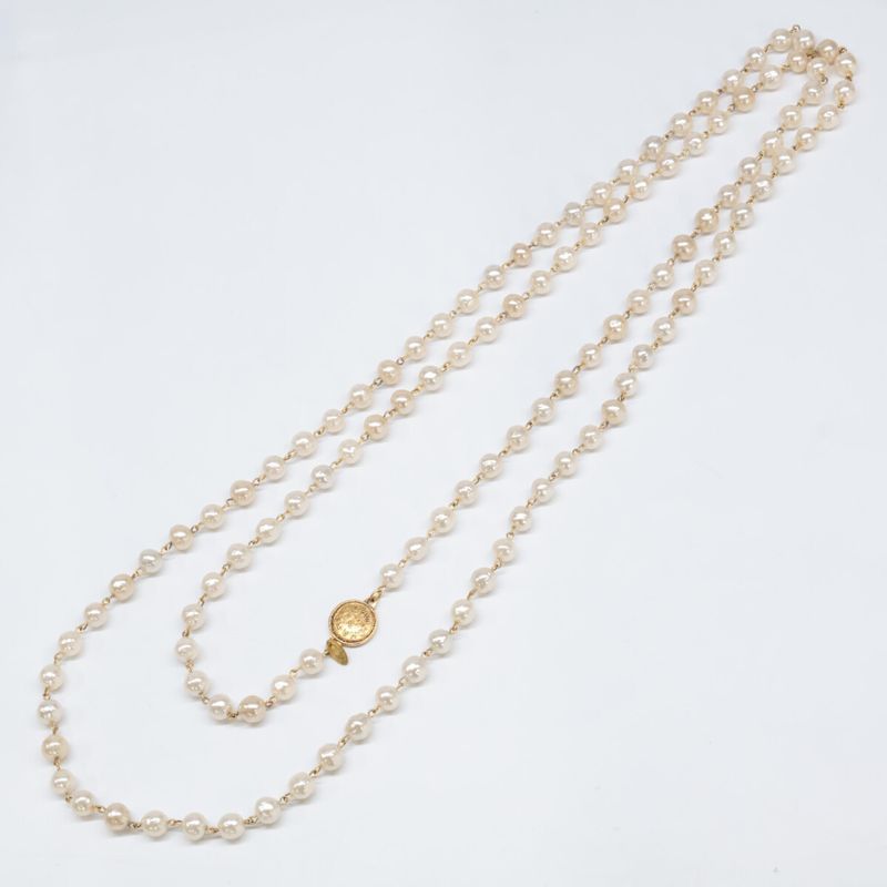 Chanel 12p A61660y09448 Vintage Logo Plate Faux Baroque Pearl Long