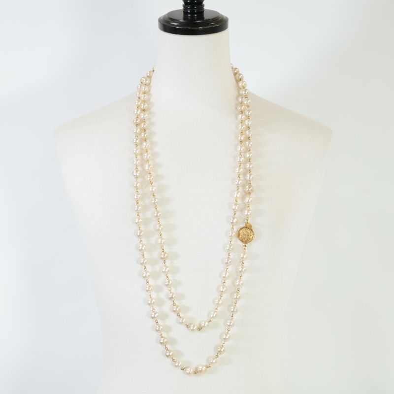 Chanel 12p A61660y09448 Vintage Logo Plate Faux Baroque Pearl Long