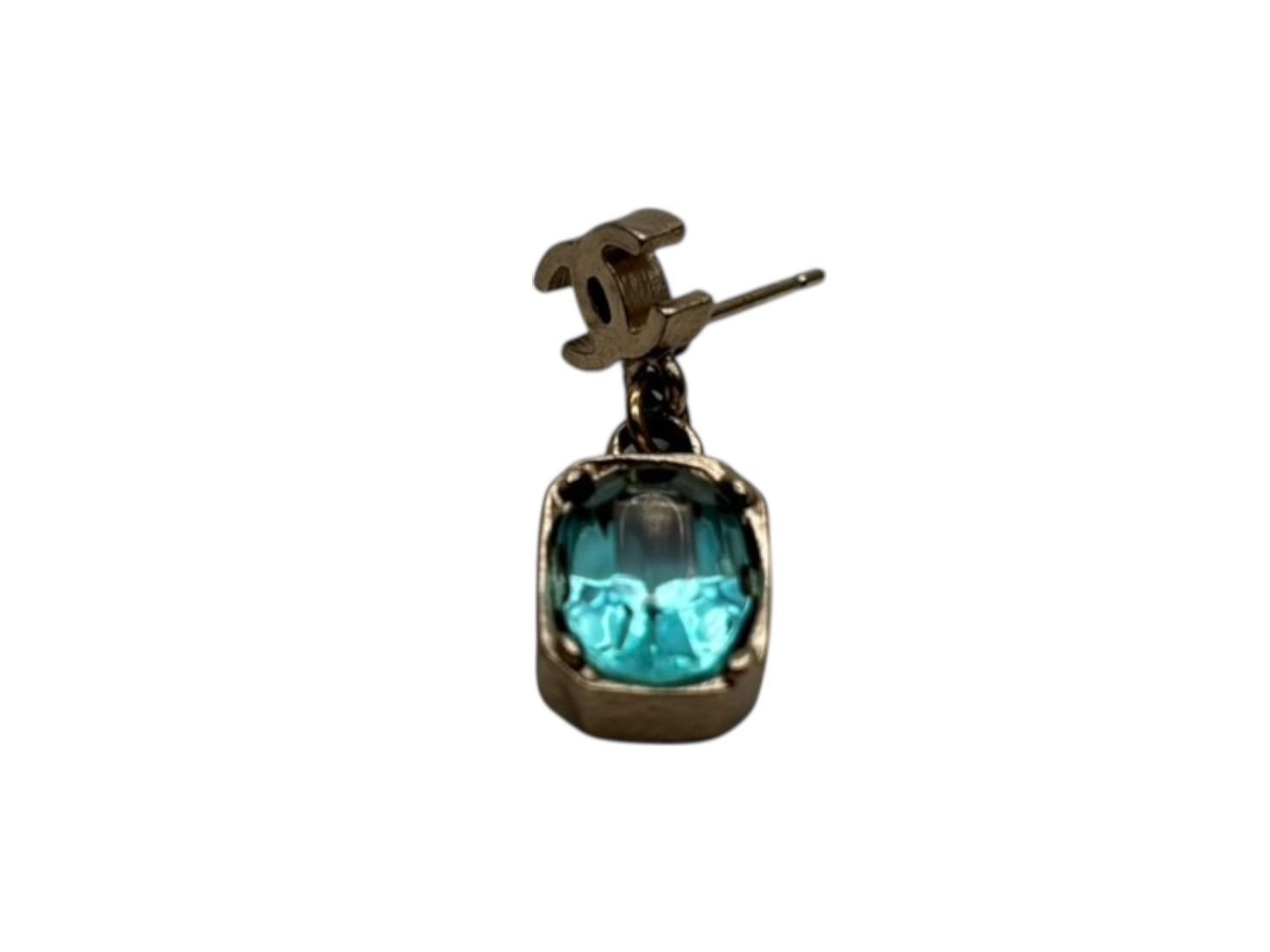 Chanel CC Logo Drop Earrings 07 Rhinestone Metal Gold Plated Blue — view 3
