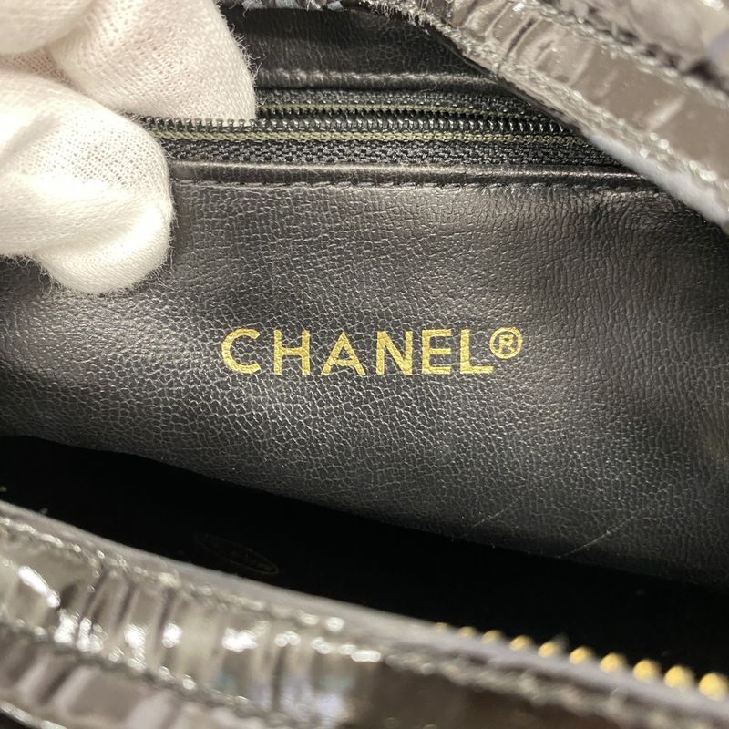 Chanel Shoulder Bag Matelasse Lambskin Patent Leather Black Gold Hardware Women