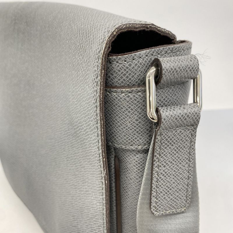 Louis Vuitton Taiga Romain MM M32623 Glacier Men's Shoulder Bag