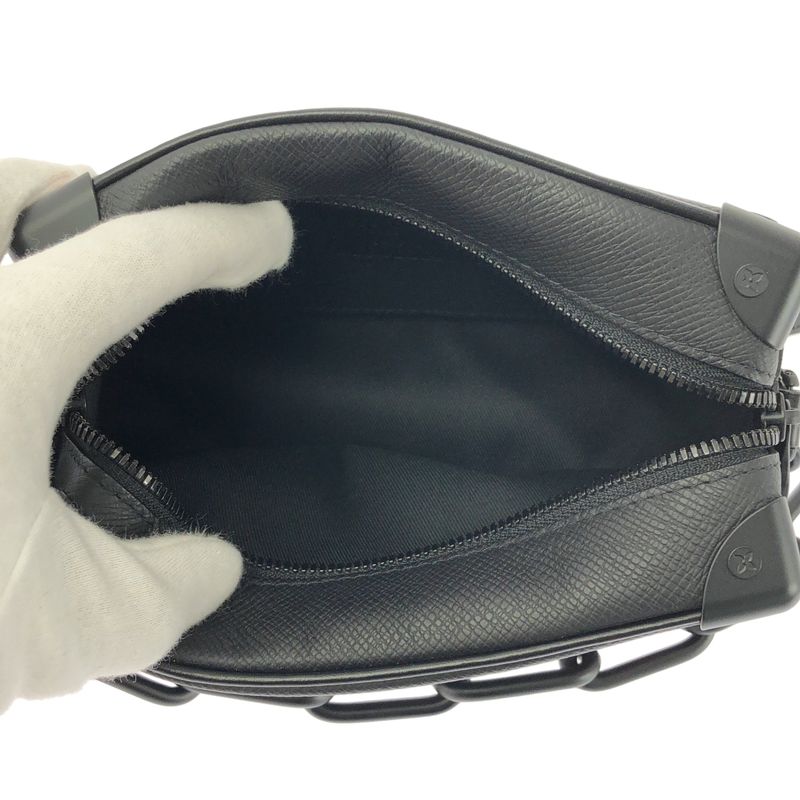 Louis Vuitton M30351 Taiga Soft Trunk Leather Chain Shoulder Bag - Black - Women