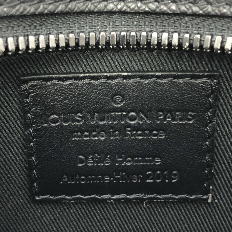 Louis Vuitton M30351 Taiga Soft Trunk Leather Chain Shoulder Bag - Black - Women