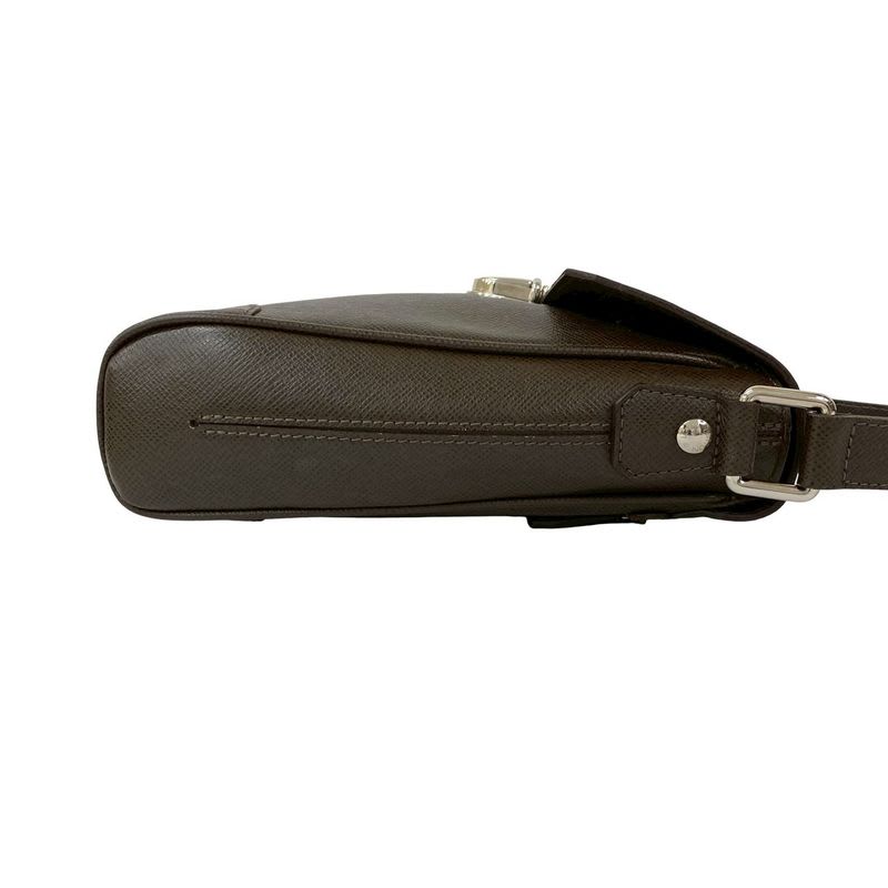 Louis Vuitton Luca Taiga Leather Shoulder Bag Pochette Sacoche