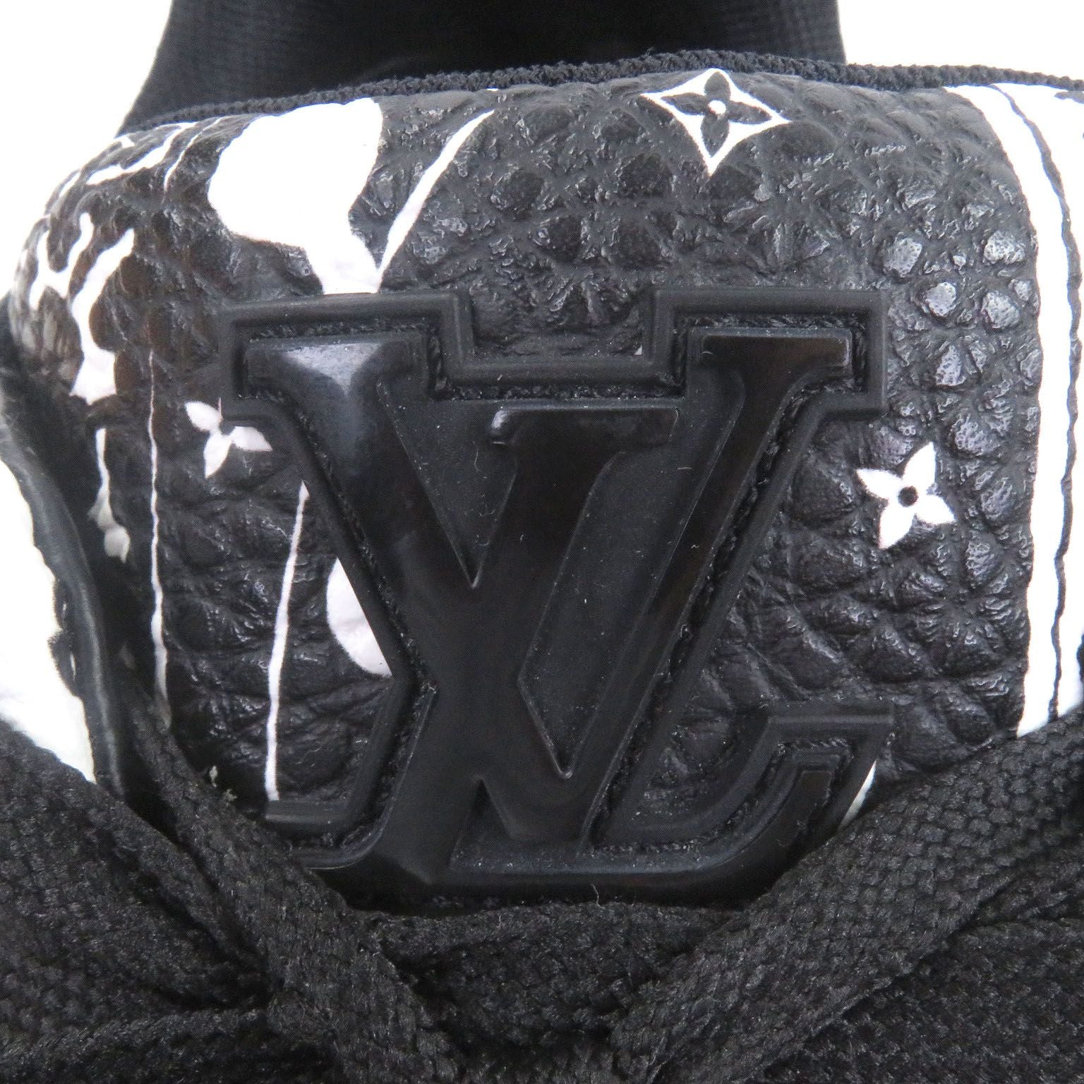 Excellent Condition Louis Vuitton 2022 LV Trainer Line Comic Pattern