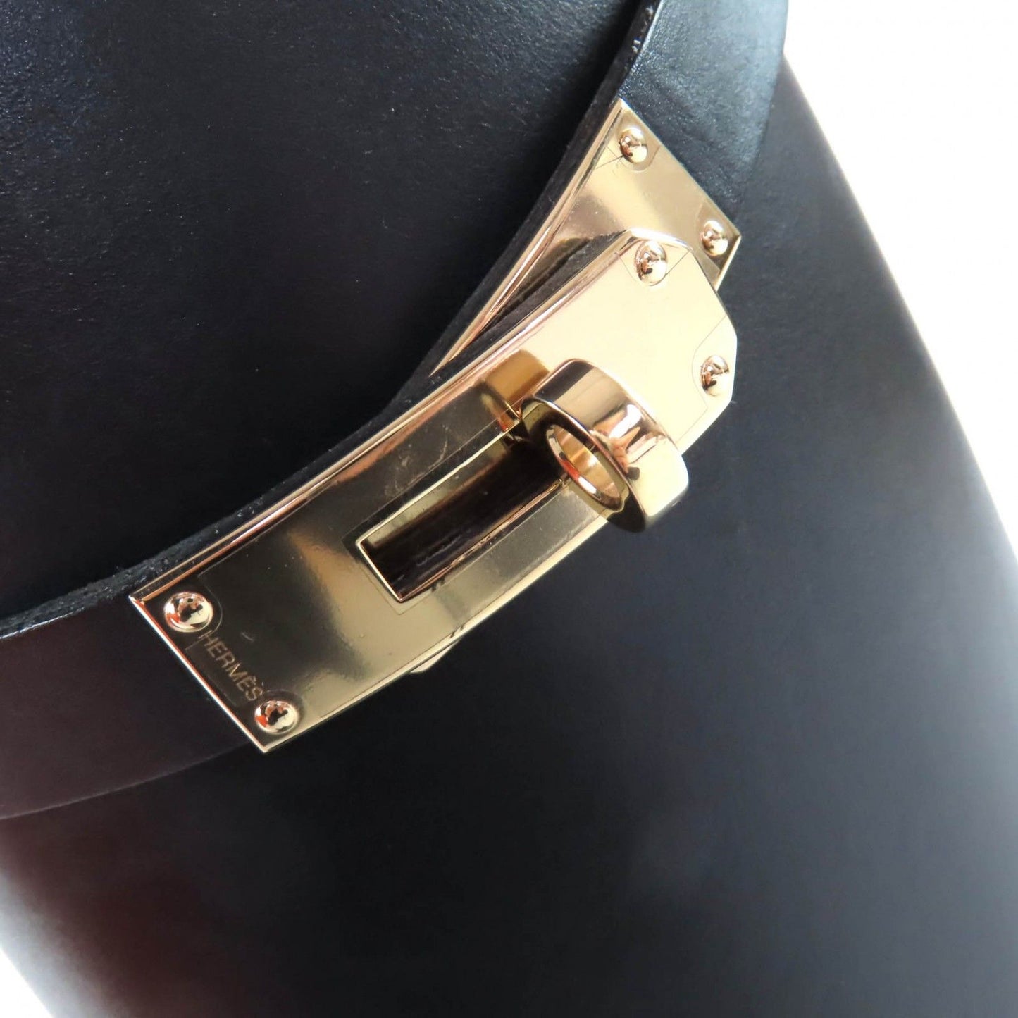 Excellent Condition Hermes Gold Hardware Kelly Buckle Leather Jumping Long