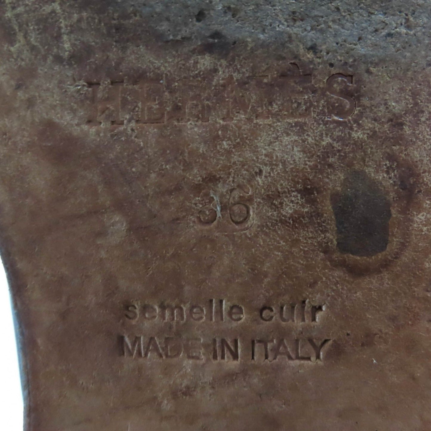 Excellent Condition Hermes Gold Hardware Kelly Buckle Leather Jumping Long