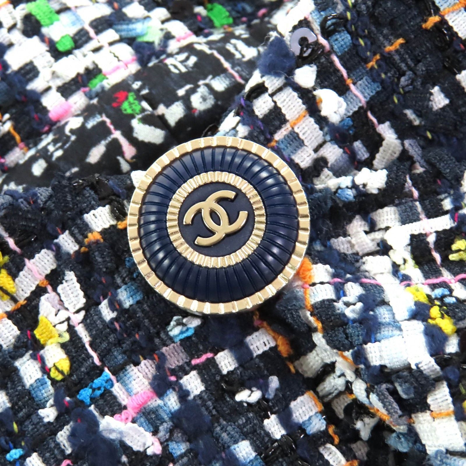 Extremely △Chanel 20c P62686 Here Mark Button Front