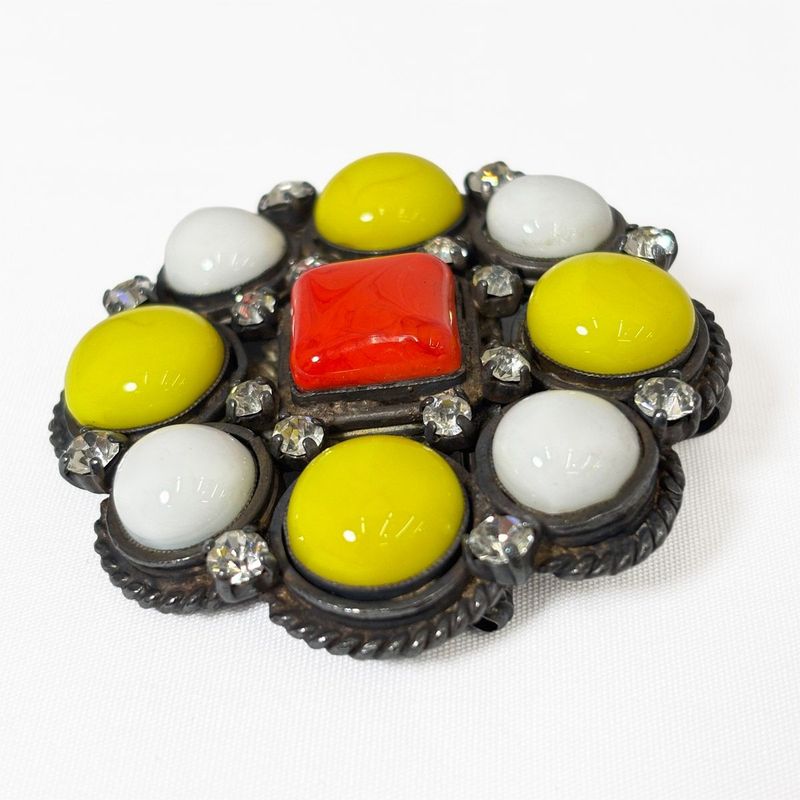 Chanel Vinte Gibrochi Brooch