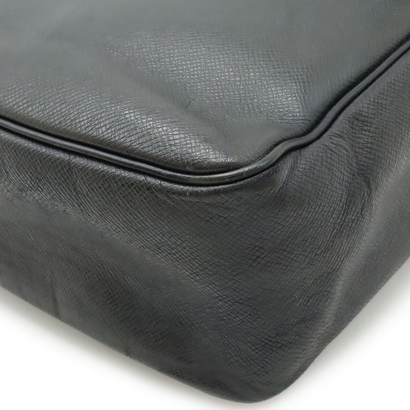 Louis Vuitton Taiga Yaranga Shoulder Bag Crossbody Leather Ardoise Black M30822