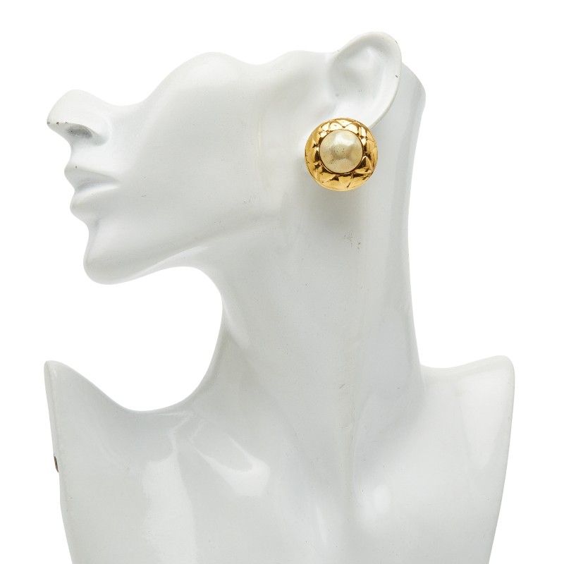 Chanel Matelasse Pearl Round Gold Plated Fake Pearl Ladies Chanel