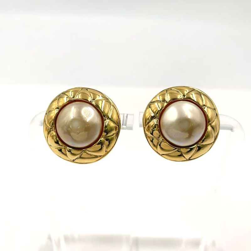 Chanel Matelasse Fake Pearl Metal X Fake Pearl Off White X Gold Earring