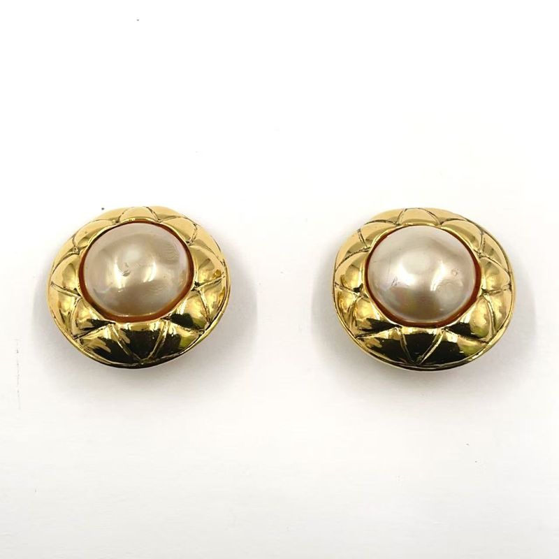 Chanel Matelasse Fake Pearl Metal X Fake Pearl Off White X Gold Earring