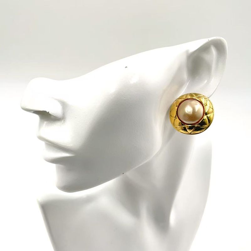 Chanel Matelasse Fake Pearl Metal X Fake Pearl Off White X Gold Earring