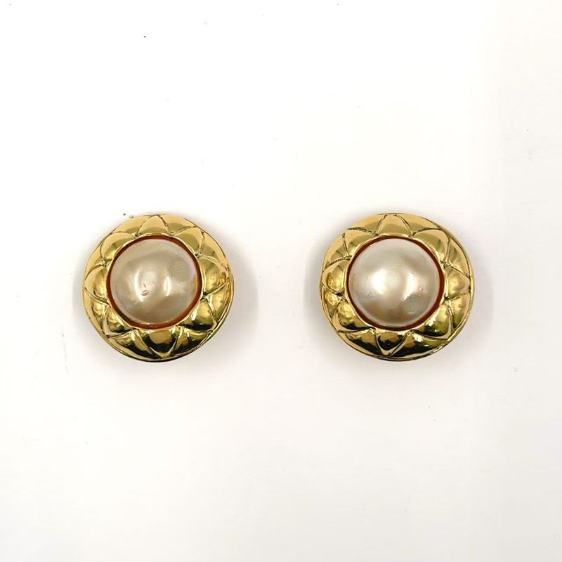 Chanel Matelasse Fake Pearl Metal X Fake Pearl Off White X Gold Earring